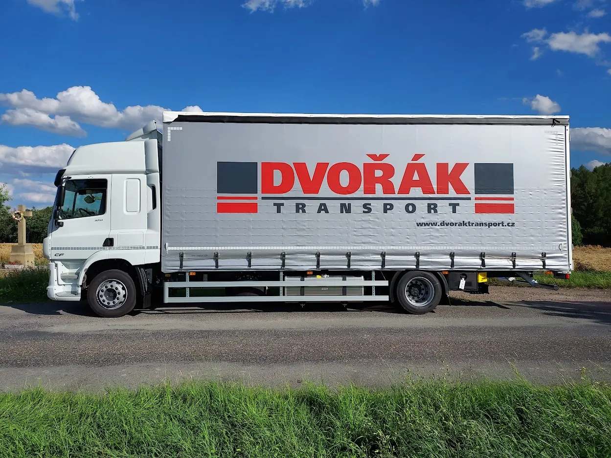 Lkw mit dem Logo von Dvořák Transport, Seitenansicht