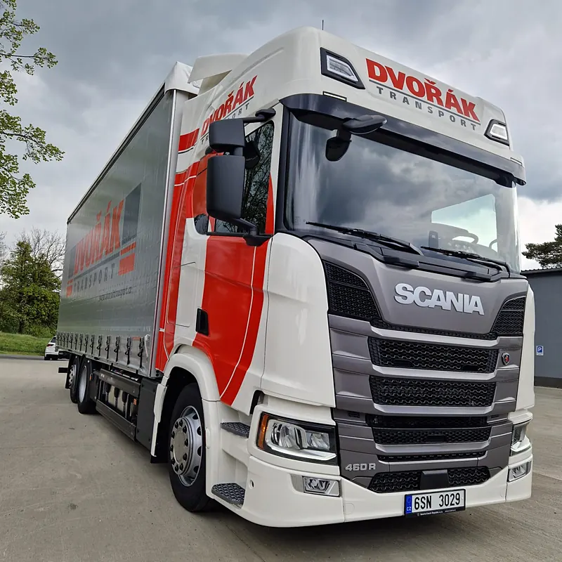 Scania-Sattelzugmaschine in den Firmenfarben