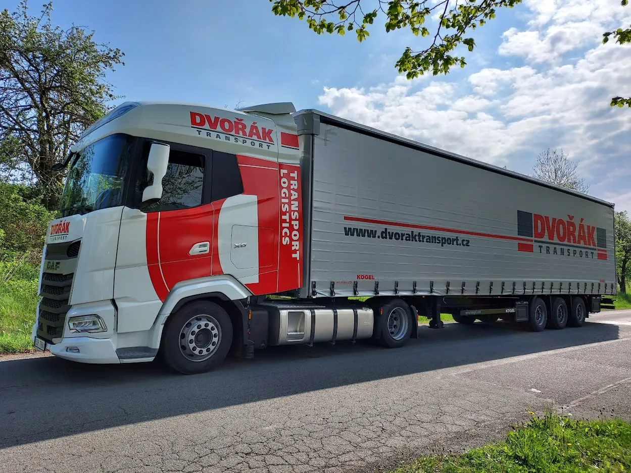 DAF-Sattelzug mit Planenauflieger von Dvořák Transport