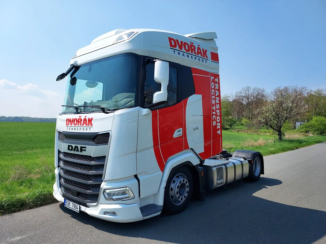 DAF-trækker i Dvořák Transports farver