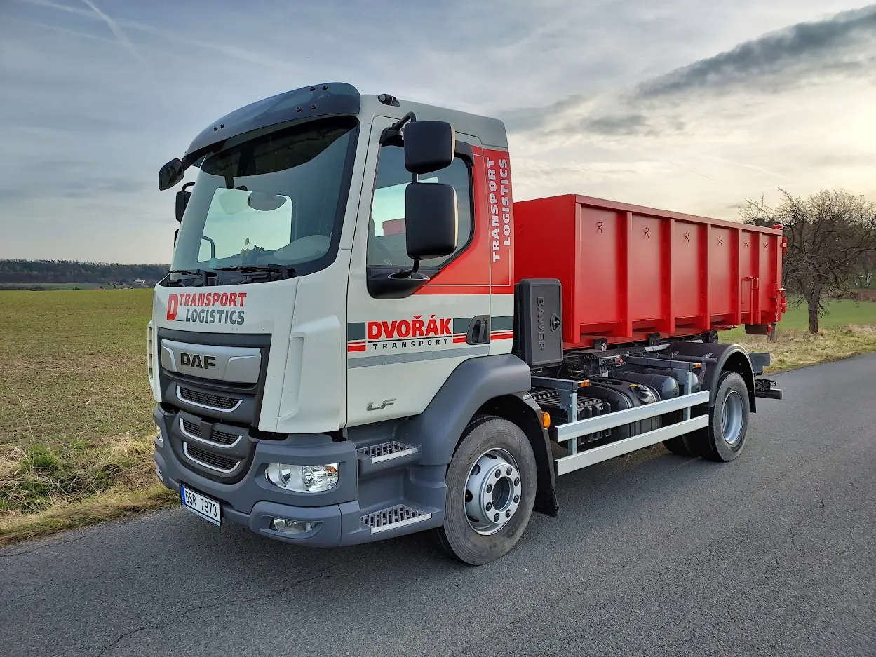 Containerbil fra Dvořák Transport på vejen