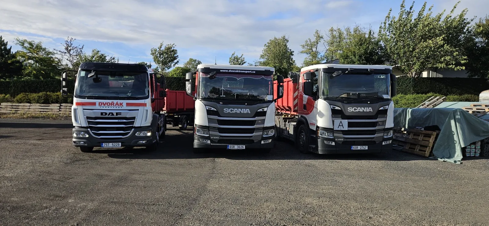 Dvořák Transports DAF- og Scania-containerbiler på pladsen