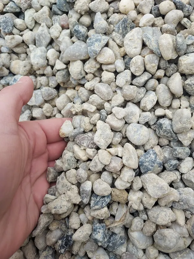 Zierkies 11–22 mm, Materialdetail in der Hand