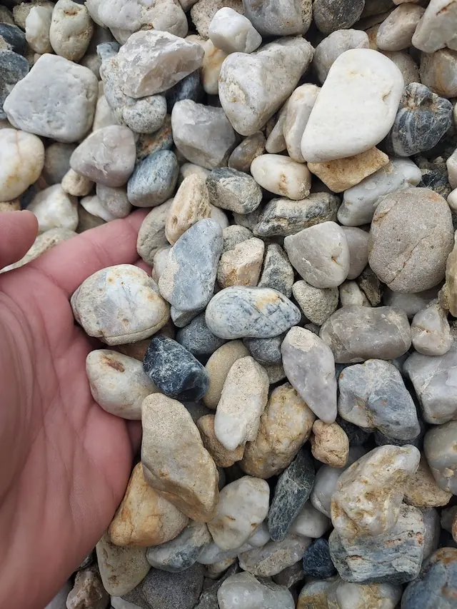 Zierkies 16–32 mm, Materialdetail in der Hand
