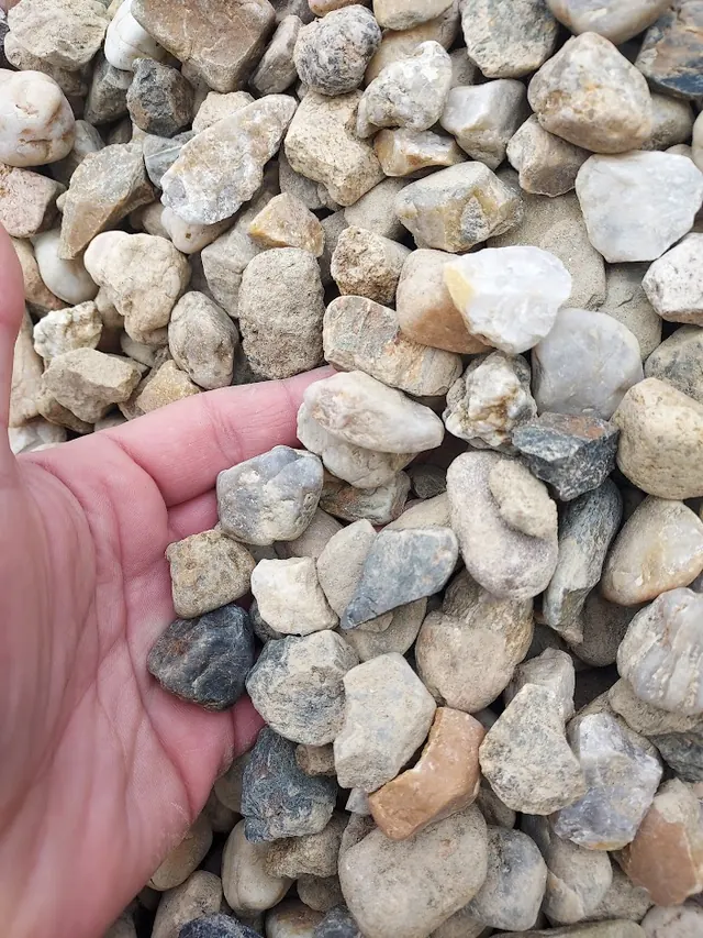Gesteinskörnung für Beton 11–22 mm, Materialdetail in der Hand