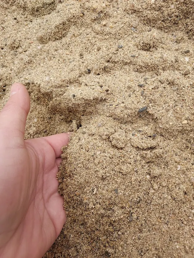 Betonsand 0–4 mm, Materialdetail in der Hand