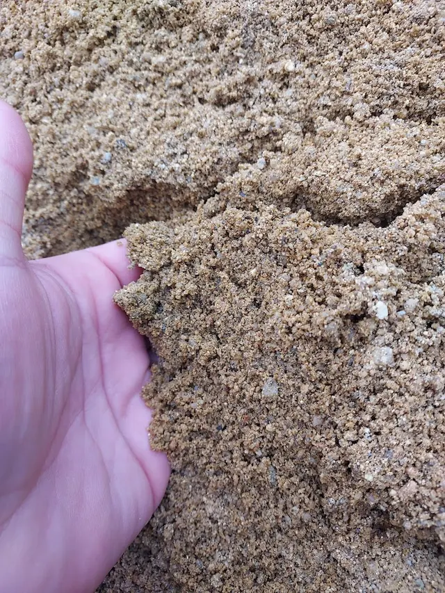 Grubensand 0–4 mm, Materialdetail in der Hand