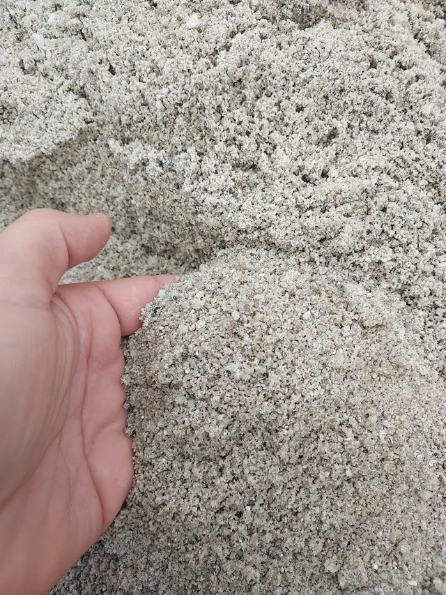 Weißer gewaschener Quarzsand 0–4 mm, Materialdetail in der Hand