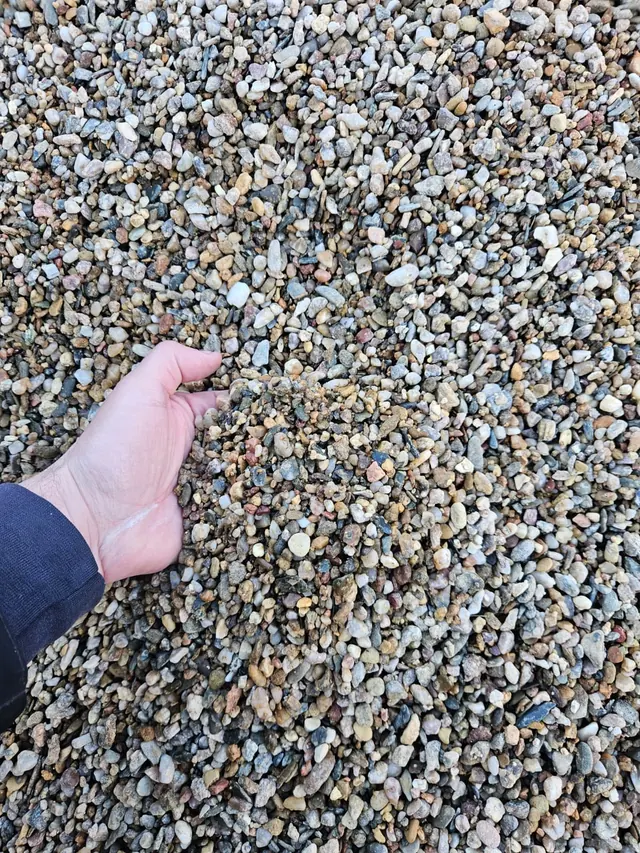 Naturschotter 4–8 mm, Materialdetail in der Hand