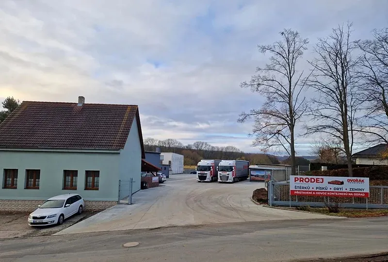 Dvořák Transports plads i Řisuty: kontor, lastbiler og salg af grus og sand